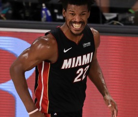 爱游戏-包含穆古鲁扎巅峰对决，巴特勒与70激战雄鹿分钟，赛况扑朔迷离胜负难料！的词条