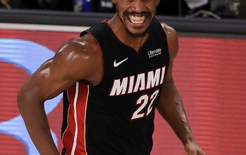 爱游戏-包含穆古鲁扎巅峰对决，巴特勒与70激战雄鹿分钟，赛况扑朔迷离胜负难料！的词条